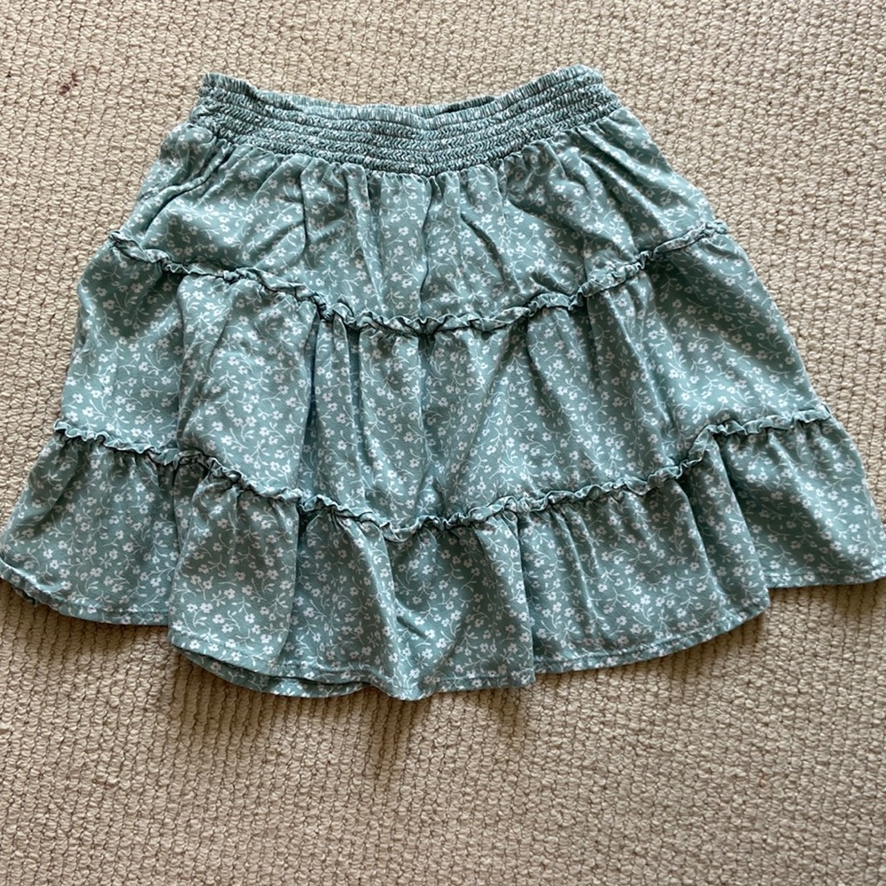Sea foam floral skirt from Hollister. Ultra high rise size S